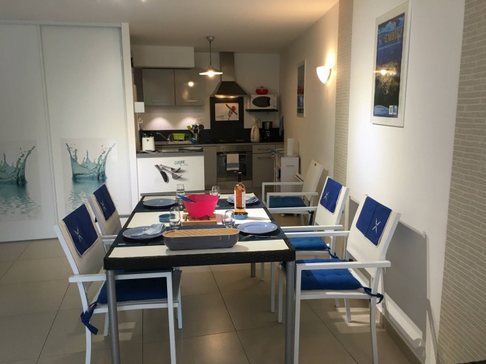 Location de vacances - Appartement à Sanary-sur-Mer - CAP SUD - L'espace salle à manger (table 6 personnes)