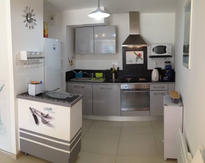 Location de vacances - Appartement à Sanary-sur-Mer - CAP SUD - Une cuisine ouverte bien équipée