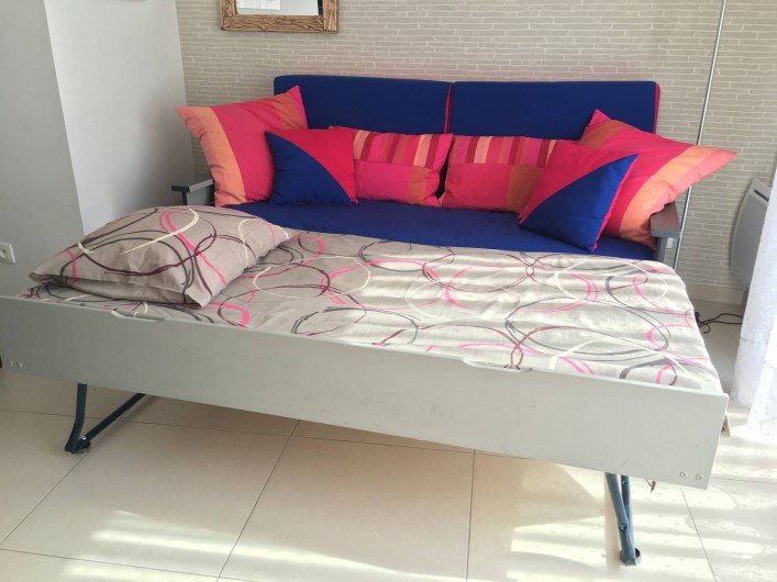 Location de vacances - Appartement à Sanary-sur-Mer - CAP SUD - le canapé du salon avec 1 lit (90 x 190) ouvert