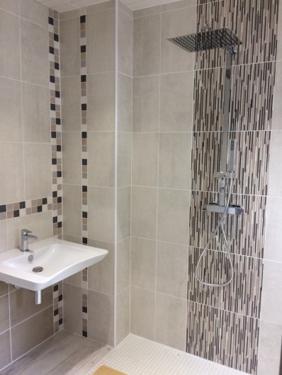 Location de vacances - Gîte à Bosville - salle d'eau avec WC rez de chaussée, accessibilité handicapé