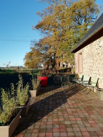 Location de vacances - Gîte à Bosville - Terrasse avec salon de jardin, transats et barbecue