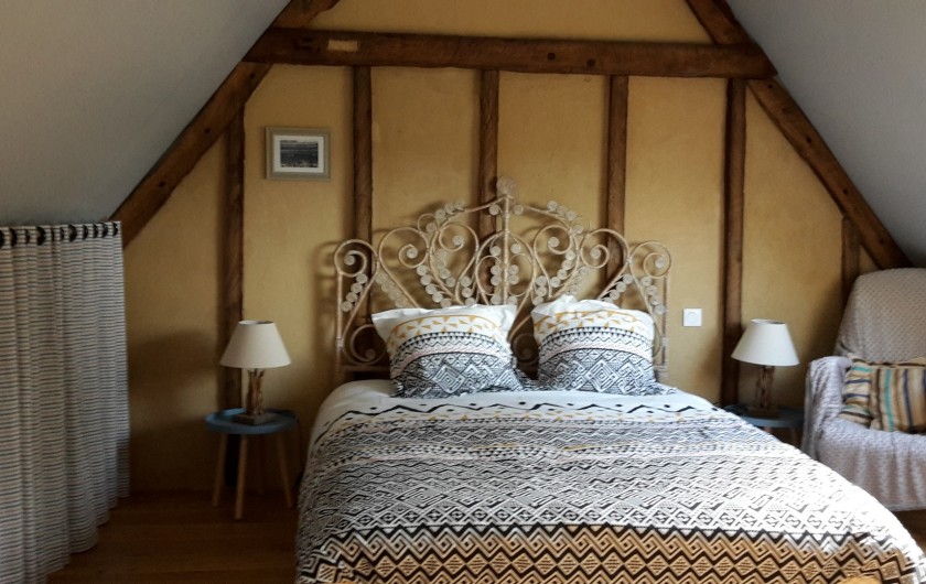 Location de vacances - Gîte à Bosville - chambre parentale, lit 160, petit bureau, rangements sous-pente.