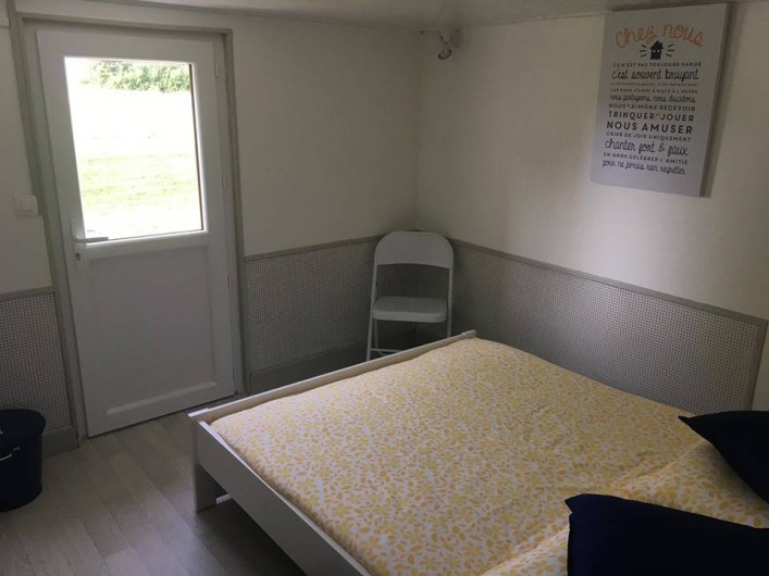 Location de vacances - Gîte à Angé - Chambre numéro 2  composée d'un lit double et d'un vasque robinet