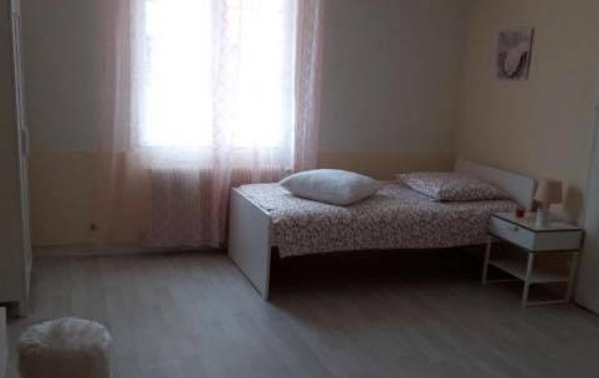 Location de vacances - Gîte à Angé - Chambre numéro 3  composée d'un lit double et d'un lit simple