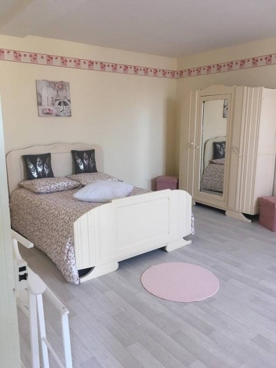 Location de vacances - Gîte à Angé - Chambre numéro 3  composée d'un lit double et d'un lit simple