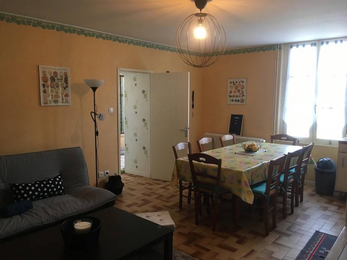 Location de vacances - Gîte à Angé - Salon séjour salle a manger plus cuisine Américaine sur la droite du visuel