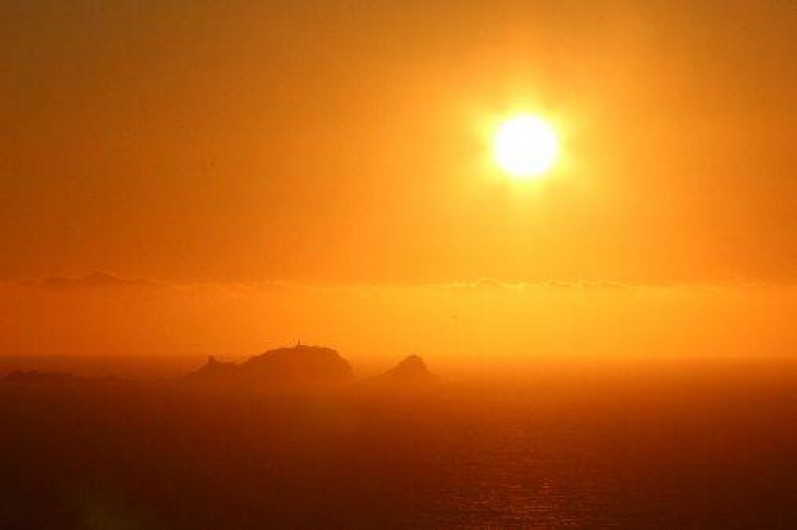 Location de vacances - Appartement à L'Île-Rousse - La pietra au coucher du soleil
