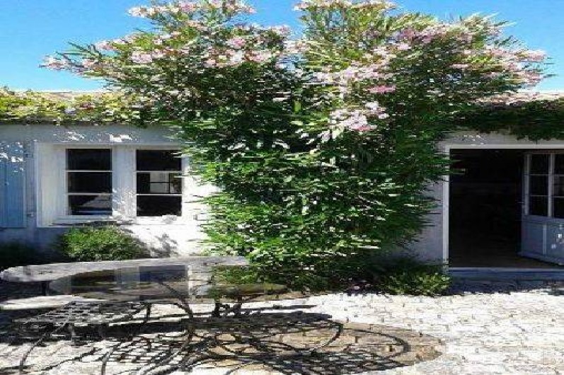 Location de vacances - Maison - Villa à Saint-Clément-des-Baleines - cour d'entrée ,  porte et fenêtre du salon