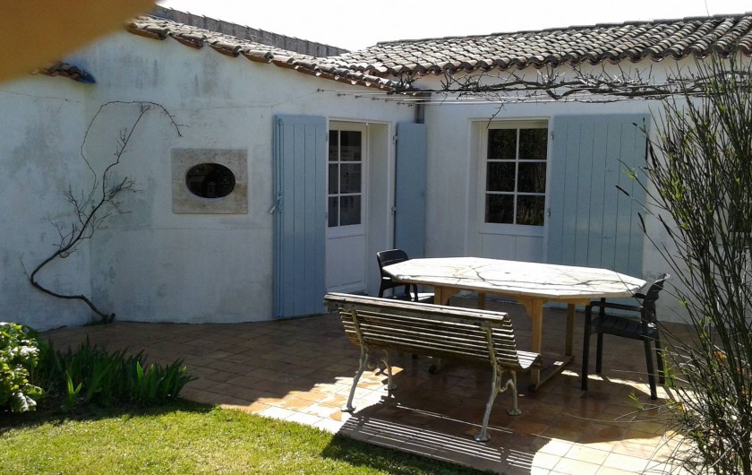 Location de vacances - Maison - Villa à Saint-Clément-des-Baleines - terrasse côté jardin portes salon et cuisine(près oeil de boeuf)photo en février