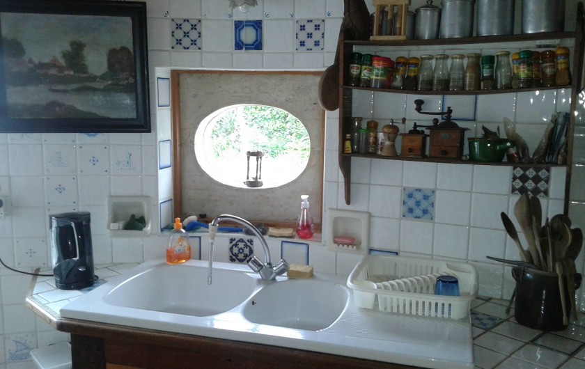 Location de vacances - Maison - Villa à Saint-Clément-des-Baleines - cuisine coté évier. les  3 autres cotés offrent l'équipement complet habituel