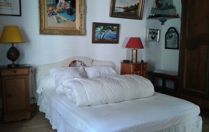 Location de vacances - Maison - Villa à Saint-Clément-des-Baleines - chambre 1 avec 3 portes vers salon  salle de douche et cour d'entrée