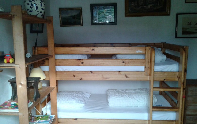 Location de vacances - Maison - Villa à Saint-Clément-des-Baleines - chambre 3 .  deux  lits de 90 superposés et un lit bateau de 90