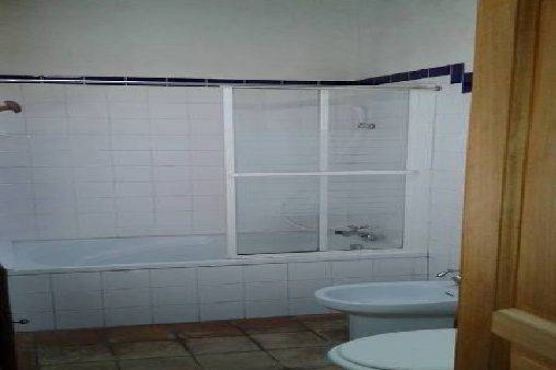 Location de vacances - Maison - Villa à Saint-Clément-des-Baleines - salle de bain chambre 2 .  il y a aussi un lavabo  sur console et wc 