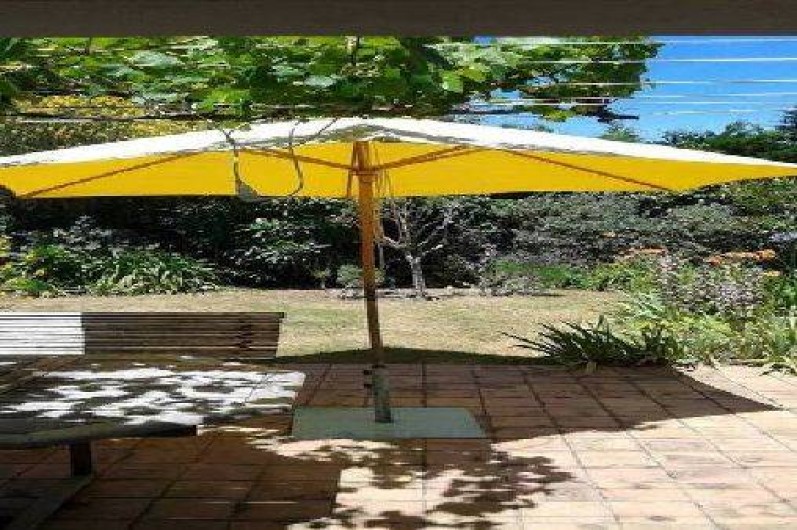 Location de vacances - Maison - Villa à Saint-Clément-des-Baleines - terrasse et jardin accès par salon , cuisine, et portes chambres 2 et 3