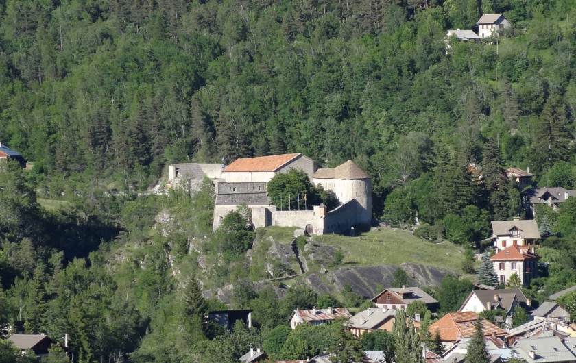 Location de vacances - Gîte à Colmars - Colmars-les-Alpes : le Fort de Savoie vu des Transhumances