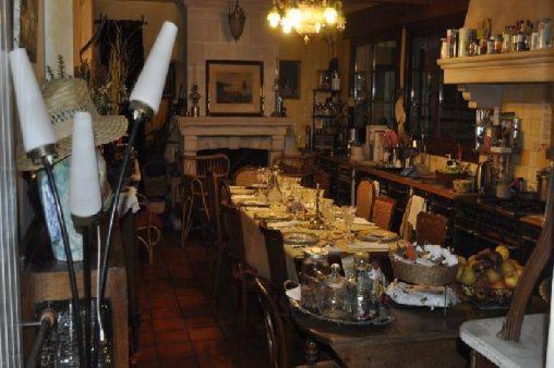 Location de vacances - Chambre d'hôtes à Joinville-le-Pont - La grande cuisine avec la cheminée pour les petits déjeuners et les repas
