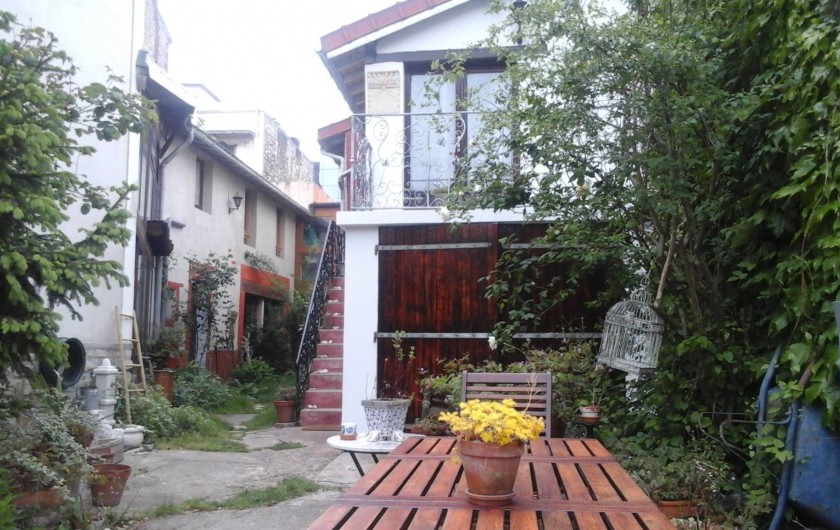 Location de vacances - Chambre d'hôtes à Joinville-le-Pont - Table de jardin pour manger au soleil ou se reposer au calme