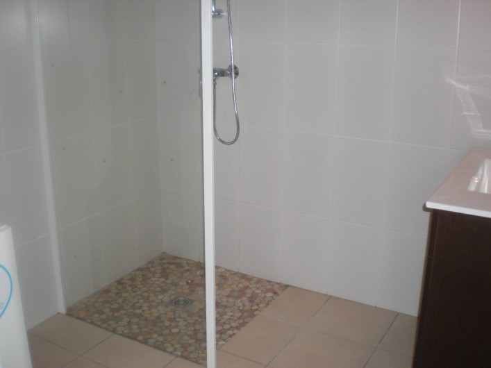Location de vacances - Villa à Mimizan - salle de bain avec douche à l'italienne