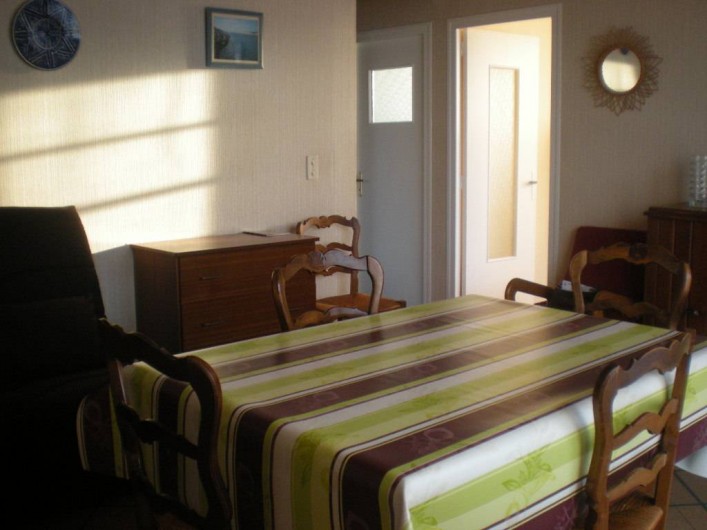 Location de vacances - Villa à Mimizan - Salle à manger avec baies vitrées