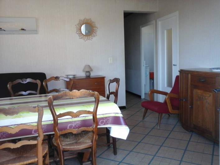 Location de vacances - Villa à Mimizan - salle à manger avec canapé "clic-clac" et TV