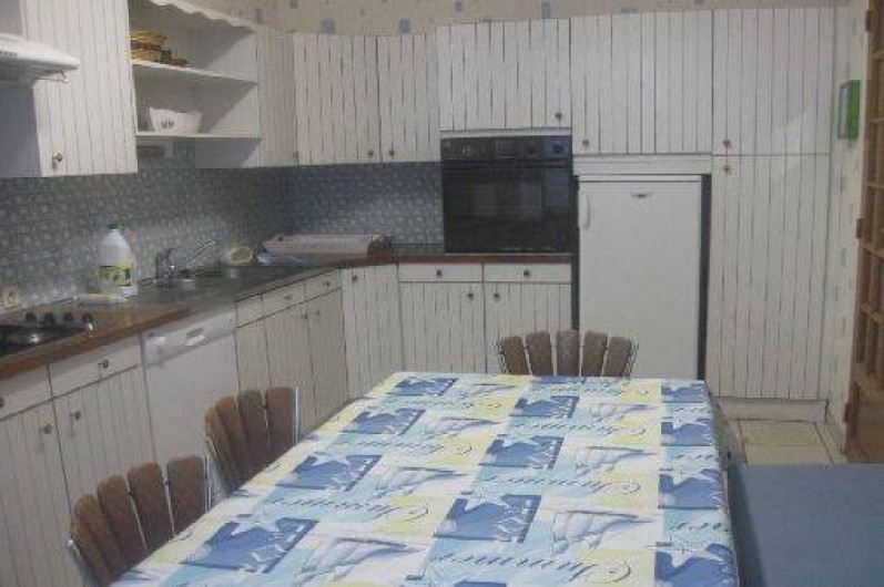 Location de vacances - Maison - Villa à Loctudy - grande cuisine avec frigo, four micro onde, four élect. table cuisson