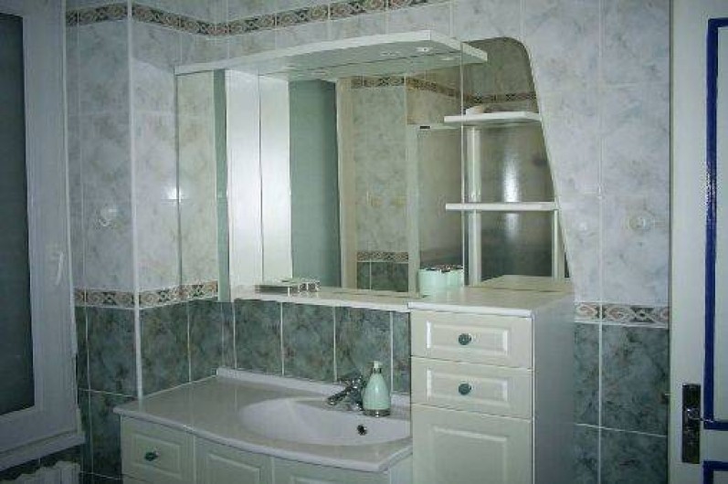 Location de vacances - Maison - Villa à Loctudy - salle de bains à l'étage avec douche à jets  , baignoire et lavabo
