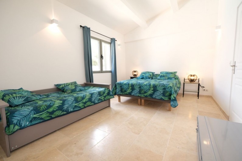 Location de vacances - Villa à Aureille - Chambre avec lit double et deux lits gigogne