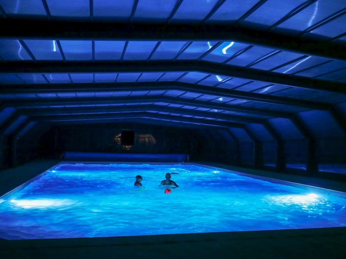 Location de vacances - Gîte à Calviac-en-Périgord - piscine la nuit avec éclairage ouverte 10h00 à 22h00