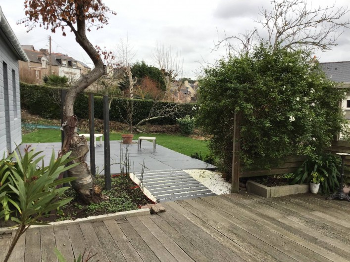 Location de vacances - Maison - Villa à Erquy - Vue sur seconde terrasse et terrain