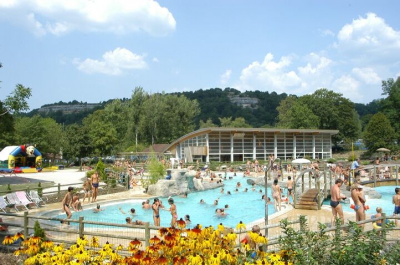 Location de vacances - Appartement à Songeson - piscine et toboggan du domaine de chalain à 4 km de la location
