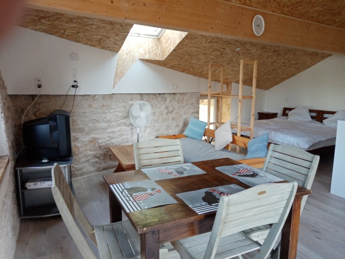 Location de vacances - Appartement à Songeson - pièce principale 2 lit de 90/190 table, chaises, canapé, télé ect