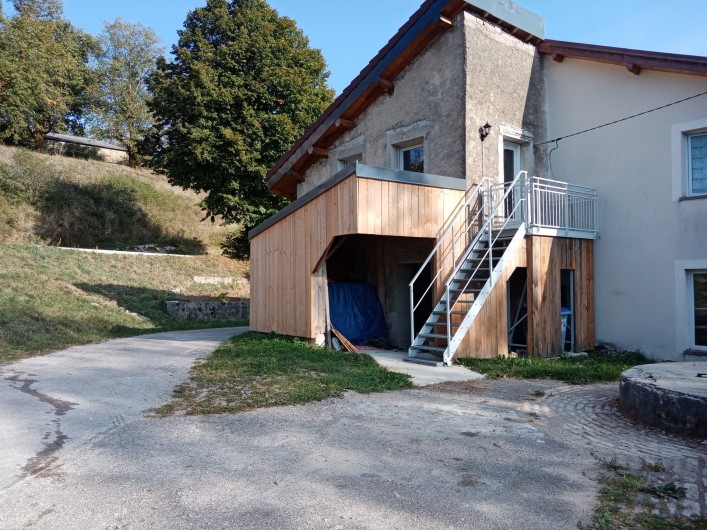 Location de vacances - Appartement à Songeson - entré indépendante par l'escalier et possibilité de se garer