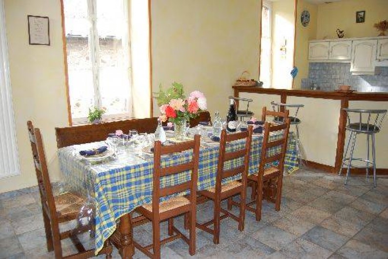 Location de vacances - Maison - Villa à Thiézac - La pièce à vivre avec le coin salle à manger