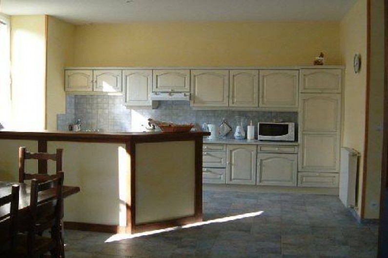 Location de vacances - Maison - Villa à Thiézac - la pièce à vivre et la cuisine américaine