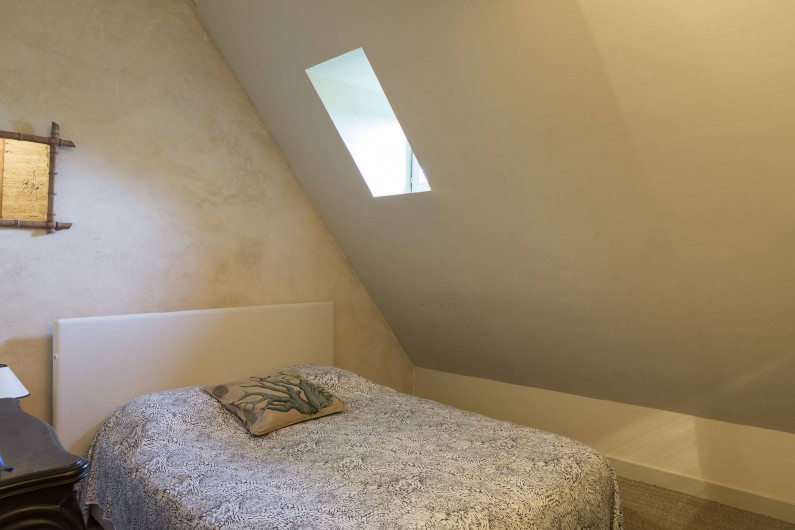Location de vacances - Maison - Villa à Saint-Maden - 2ème étage : chambre Emeraude,  lit 140