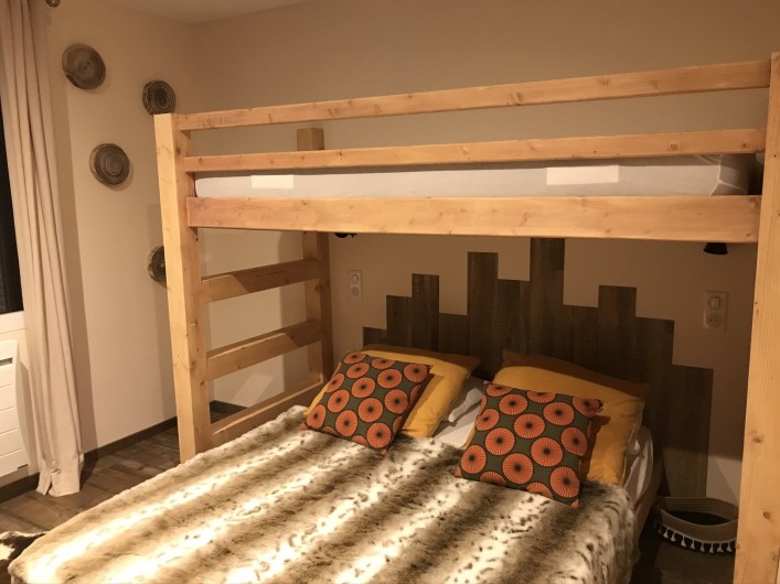 Location de vacances - Appartement à Val Thorens - Une vraie chambre de 10 m2 avec télévision et 3 couchages