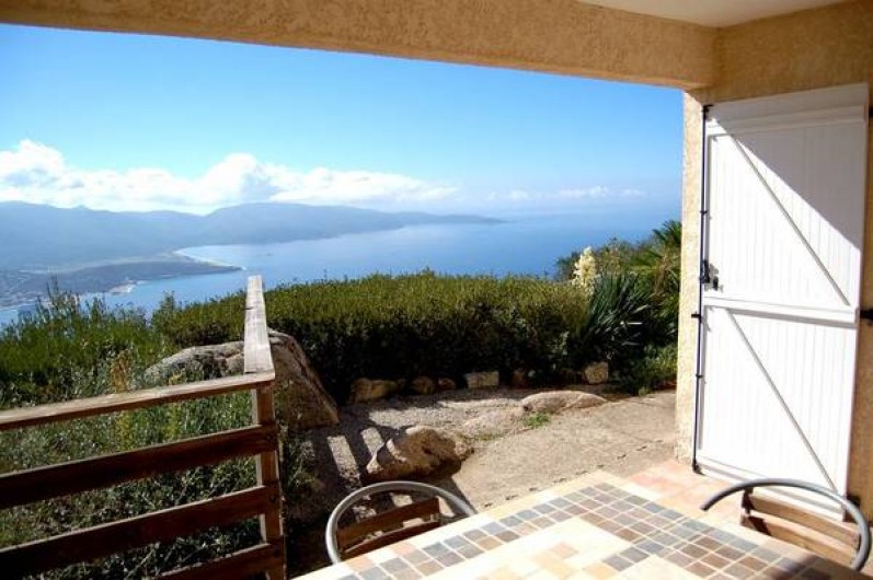 Location de vacances - Villa à Olmeto - Vue depuis la terrasse couverte