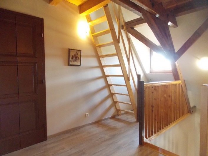 Location de vacances - Gîte à Aspach-le-Bas - Accès couchage mezzanine. Chambre trois.