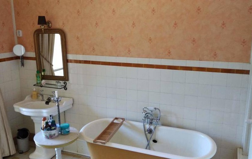 Location de vacances - Chambre d'hôtes à Bessines-sur-Gartempe - Bathroom chambre de Papillon  with a balcony