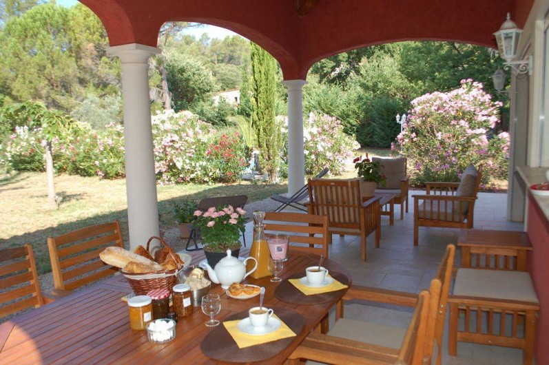 Location de vacances - Villa à Bargemon - Terrasse couverte pour l'apéro, les repas, le farniente