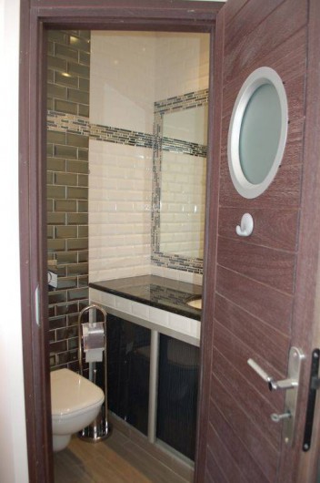 Location de vacances - Villa à Bargemon - Cabinet de toilette (lavabo + wc) dans chambre n° 2.