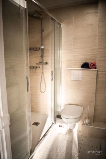 Location de vacances - Appartement à Annecy - douche et wc avec vmc