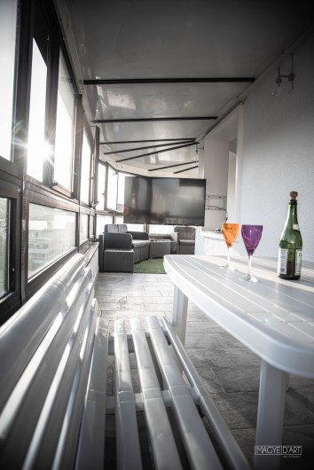 Location de vacances - Appartement à Annecy - Véranda avec coin détente