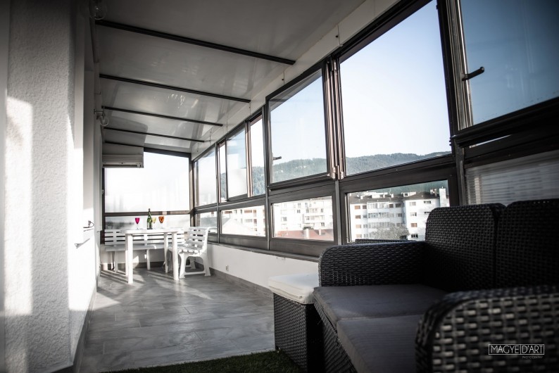 Location de vacances - Appartement à Annecy - veranda avec un écran tv