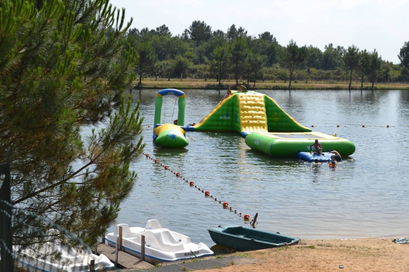 Location de vacances - Camping à Parcoul-Chenaud - Parcours aquatique sur le lac de baignade