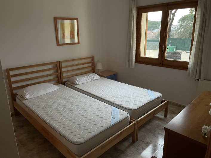 Location de vacances - Villa à L'Escala - CHAMBRE 2 AVEC PLACARDS NIV HAUT