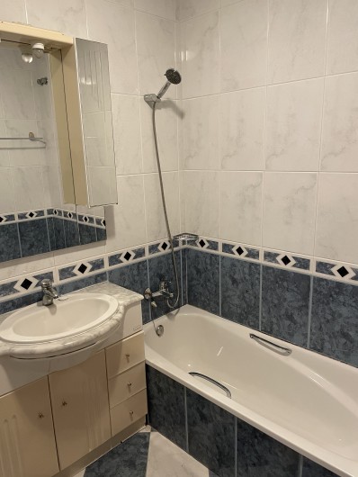 Location de vacances - Villa à L'Escala - SALLE DE BAINS BAIGNOIRE