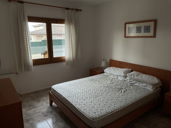 Location de vacances - Villa à L'Escala - CHAMBRE 1 AVEC PLACARDS NIV HAUT