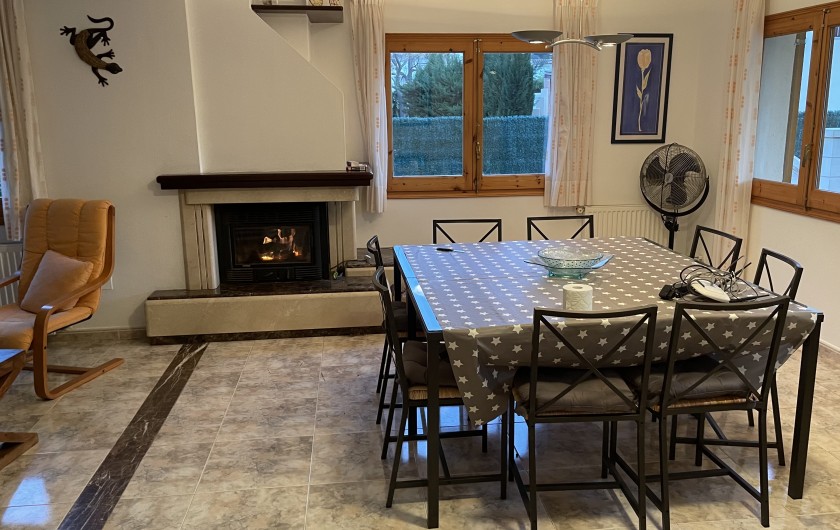 Location de vacances - Villa à L'Escala - SALLE A MANGER FEUX CASSETTE A BOIS