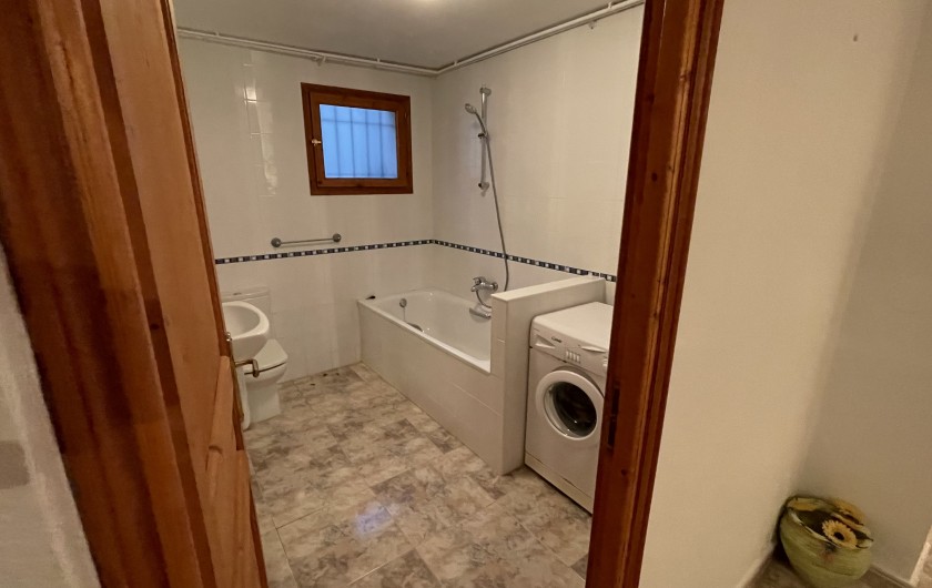 Location de vacances - Villa à L'Escala - SALLE DE BAINS AVEC MACHINE A LAVER NIV BAS